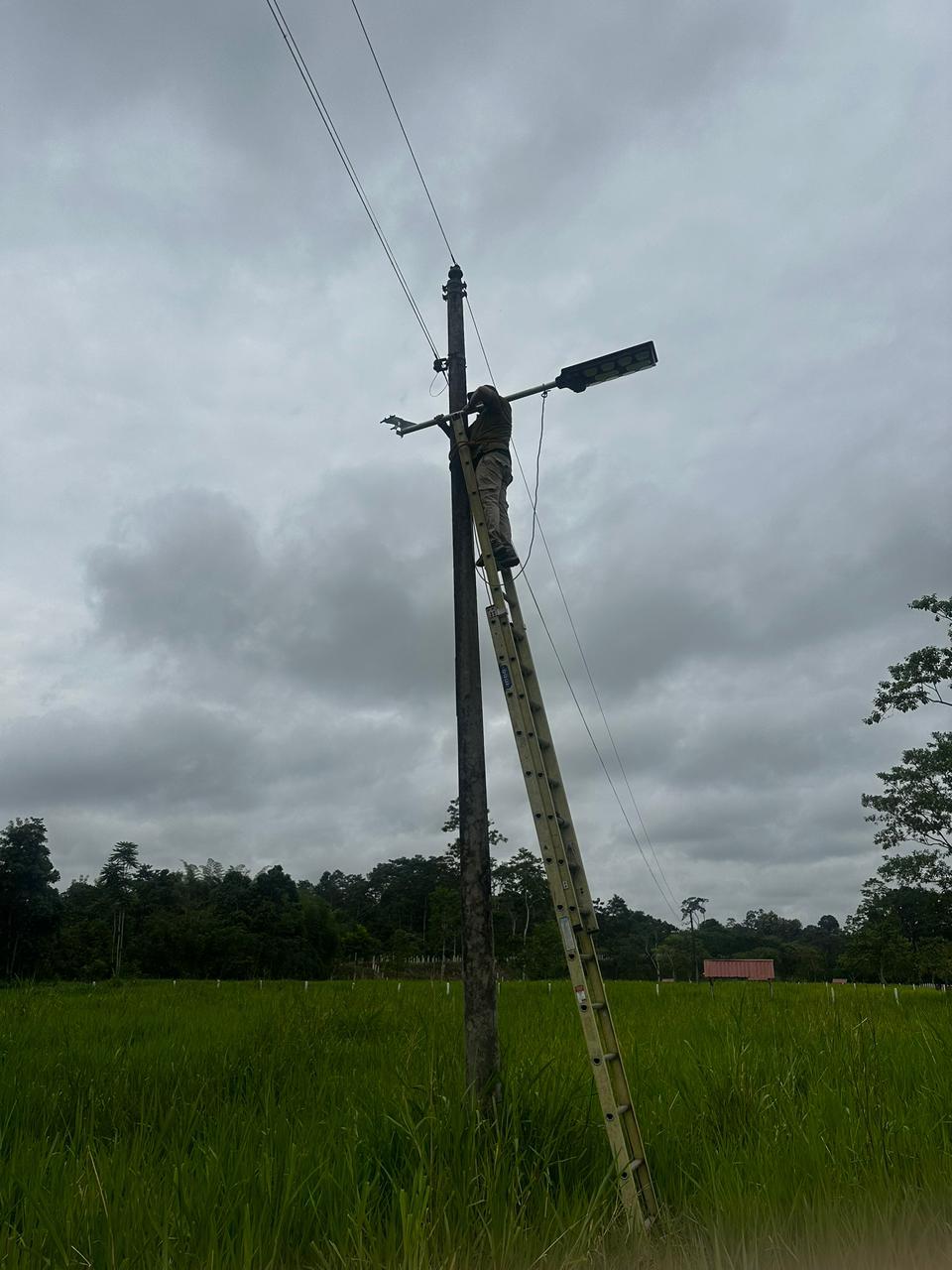 Instalación de alumbrado solar en zona rural — Smart Solution Solar Nova EC